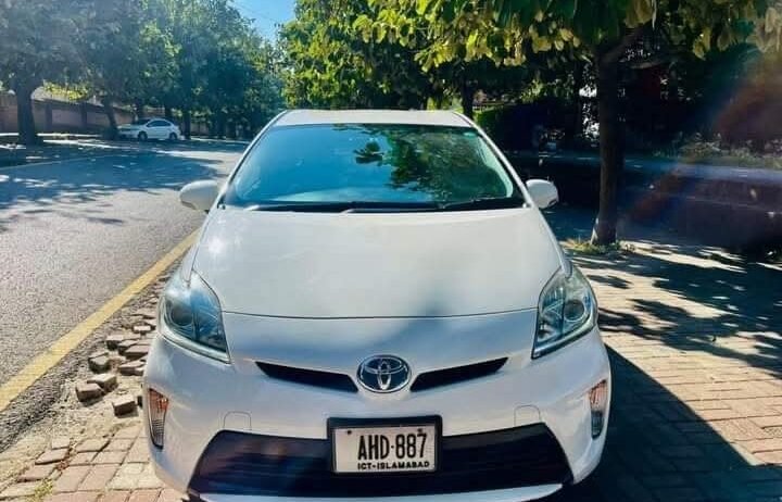 Toyota Prius White S 2014