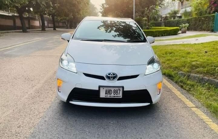 Toyota Prius White S 2014