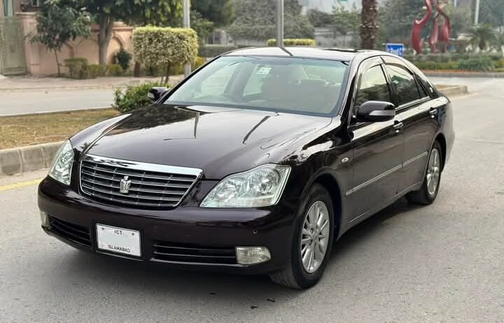 Selling Toyota Crown Royal Saloon 2004