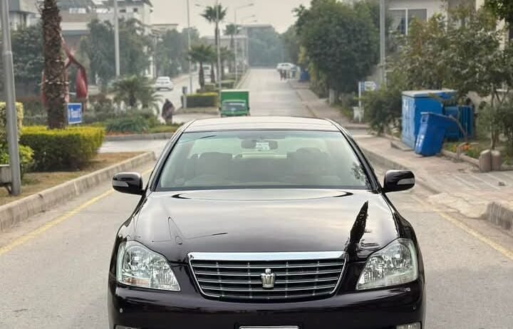 Selling Toyota Crown Royal Saloon 2004