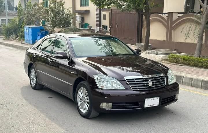 Selling Toyota Crown Royal Saloon 2004